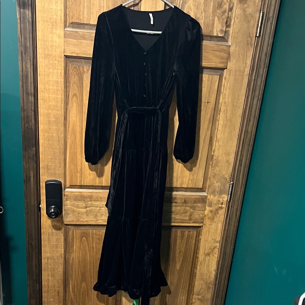 HALARA Black Velvet Long-Sleeve Midi Dress